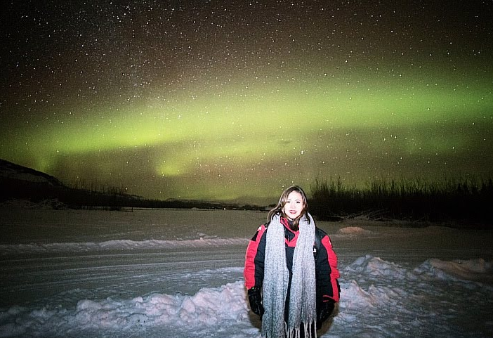 Auroras boreales sobre un paisaje nevado