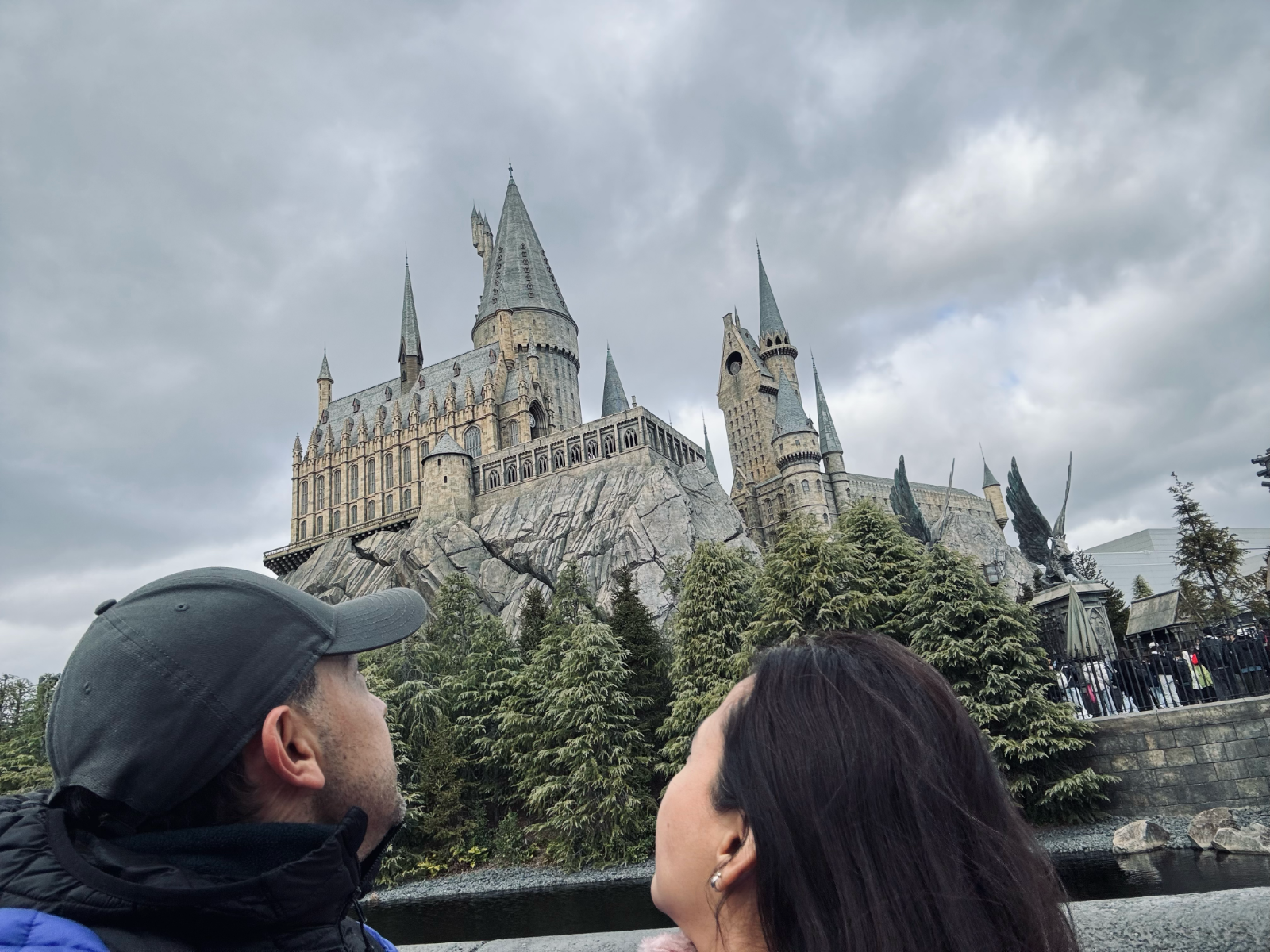 Pareja contemplando el castillo de un parque temático