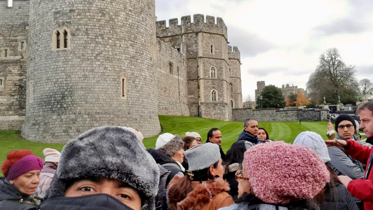 Grupo de viajeros frente a un castillo